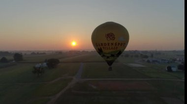 Bird in Hand, Pennsylvania, Temmuz 2019 - Bir Drone tarafından görülen olarak Amish Farmlands üzerinde bir Misty Morning Sıcak Hava Balon Sunrise
