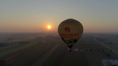 Bird in Hand, Pennsylvania, Temmuz 2019 - Bir Drone tarafından görülen olarak Amish Farmlands üzerinde bir Misty Morning Sıcak Hava Balon Sunrise