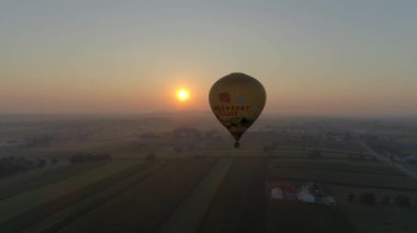 Bird in Hand, Pennsylvania, Temmuz 2019 - Bir Drone tarafından görülen olarak Amish Farmlands üzerinde bir Misty Morning Sıcak Hava Balon Sunrise