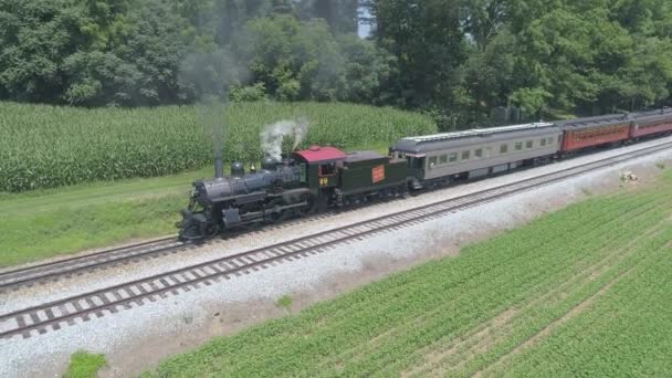 宾夕法尼亚州朗克斯 2019 1910 年蒸汽机的鸟瞰图 在阳光明媚的夏日 由无人机看到 客运列车在阿米什乡村吹烟 — 图库视频影像