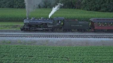 Ronks, Pennsylvania, Temmuz 2019 - Amish Kırsalı Boyunca Seyahat Eden Yolcu Treni ile 1924 BuharLı Motorun Havadan Görünümü, Bir Drone'un Gördüğü Bir Yaz Günü Gün Batımı olarak