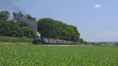 Ronks, Pennsylvania, Temmuz 2019 - Bir Yaz Günü Amish Kırsal Boyunca Seyahat Yolcu TrenI Puffing Duman ile Bir 1924 Buhar Motoru