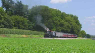 Ronks, Pennsylvania, Temmuz 2019 - Güneşli Bir Yaz Günü Amish Kırsal Boyunca Bir İstasyon Apuffing Siyah Duman Içine Çeken Yolcu Treni ile Bir 1910 Buhar Motoru