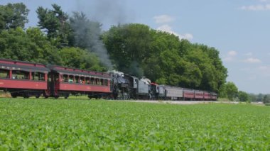 Ronks, Pennsylvania, Temmuz 2019 - A1910 Buharlı Motor, Yolcu Treninin Amish Kırsalı Boyunca Siyah Dumanı Şişiren Bir İstasyona Çektiği İkinci Buharlı Lokomotif Güneşli Bir Yaz Gününde Geçiyor