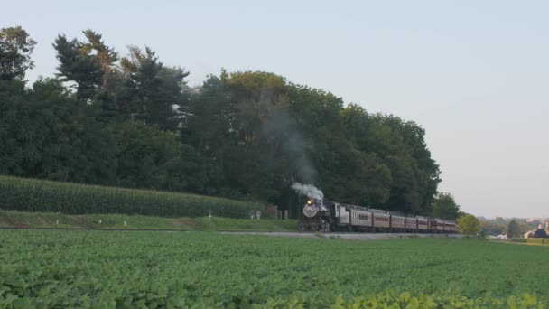 1924 Ångmaskin Med Passagerartåg Puffing Rök Färdas Längs Amish Landsbygden — Stockvideo