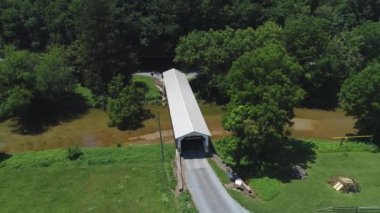 Pensilvanya Hollanda Ülkesi veya Amish Ülkesinde Bir Drone Tarafından Görülen Kapalı veya Öpüşme Köprüsünün Havadan Görünümü