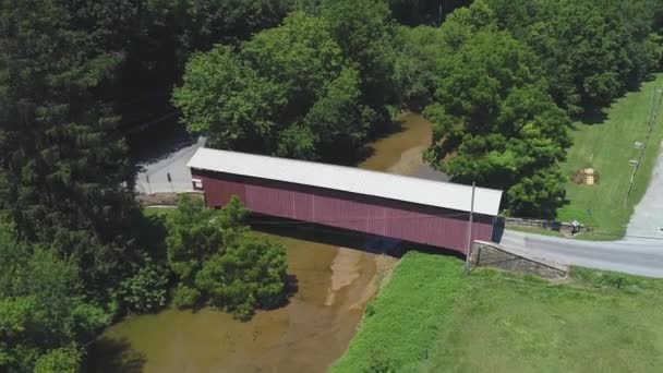 Veduta Aerea Ponte Coperto Baciato Nel Paese Olandese Della Pennsylvania — Video Stock