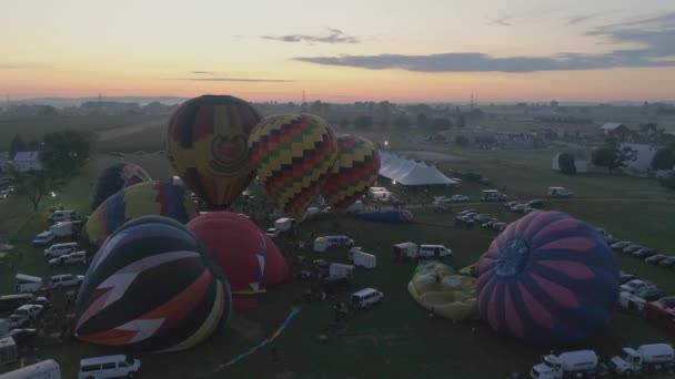 Vista Aérea Nascer Sol Balões Quente Decolando Festival Balão Uma — Vídeo de Stock