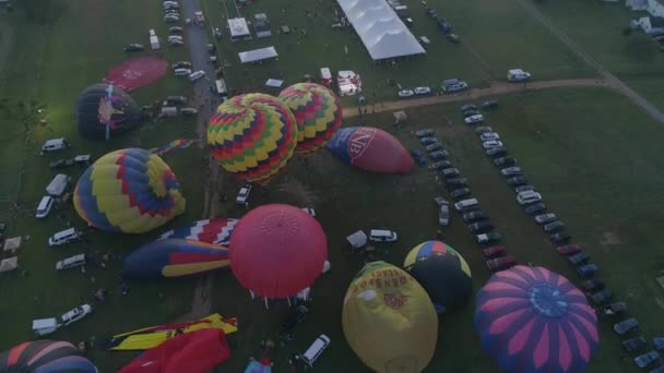 Vista Aérea Amanecer Globos Aire Caliente Despegando Festival Globos Una — Vídeos de Stock