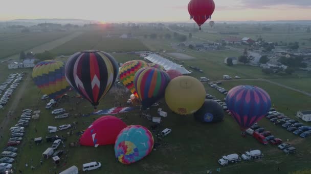 Flygbild Soluppgång Varmluftsballonger Vid Ballong Festival Klarsommar Morgon — Stockvideo