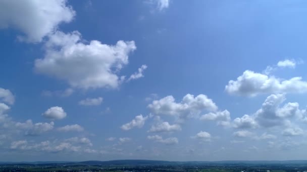 Nuvens Fofas Brancas Com Céu Azul Com Zoom Lento — Vídeo de Stock