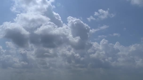 ゆっくりとズームアウトして左から右に見える青空の白いふわふわ雲 — ストック動画