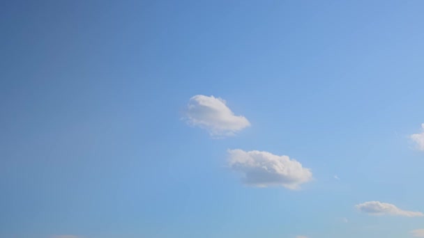 Güneşli Bir Gün Timelapse Mavi Gökyüzü Ile Beyaz Kabarık Bulutlar — Stok video