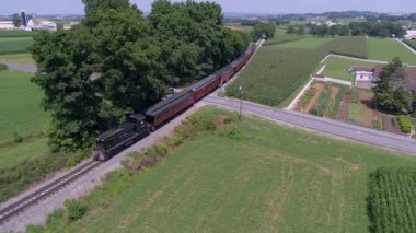 Lancaster, Pennsylvania, Temmuz 2019 - Amish Kırsalından Vintage Binek Otomobillerini Çeken Dizel Lokomotifin Havadan Görünümü