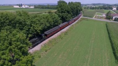 Lancaster, Pennsylvania, Temmuz 2019 - Amish Kırsalından Vintage Binek Otomobillerini Çeken Dizel Lokomotifin Havadan Görünümü