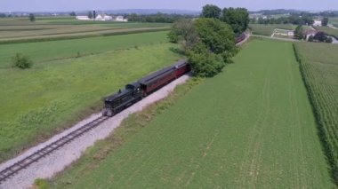 Lancaster, Pennsylvania, Temmuz 2019 - Amish Kırsalından Vintage Binek Otomobillerini Çeken Dizel Lokomotifin Havadan Görünümü