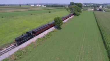 Lancaster, Pennsylvania, Temmuz 2019 - Amish Kırsalından Vintage Binek Otomobillerini Çeken Dizel Lokomotifin Havadan Görünümü