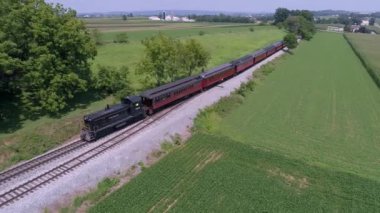 Lancaster, Pennsylvania, Temmuz 2019 - Amish Kırsalından Vintage Binek Otomobillerini Çeken Dizel Lokomotifin Havadan Görünümü