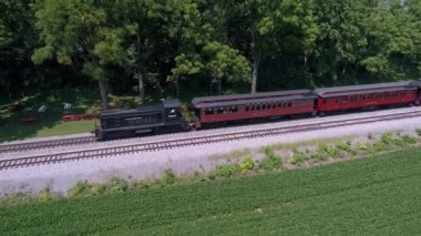 Lancaster, Pennsylvania, Temmuz 2019 - Amish Kırsalından Vintage Binek Otomobillerini Çeken Dizel Lokomotifin Havadan Görünümü