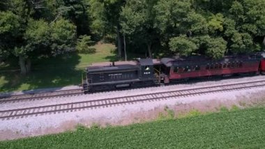 Lancaster, Pennsylvania, Temmuz 2019 - Amish Kırsalından Vintage Binek Otomobillerini Çeken Dizel Lokomotifin Havadan Görünümü