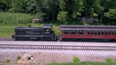 Lancaster, Pennsylvania, Temmuz 2019 - Amish Kırsalından Vintage Binek Otomobillerini Çeken Dizel Lokomotifin Havadan Görünümü