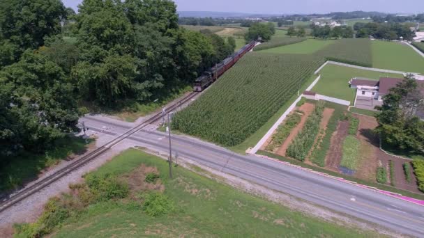 兰开斯特 宾夕法尼亚州 2019年7月 一辆内燃机车在阿米什乡村拉着老式客车的鸟瞰图 — 图库视频影像