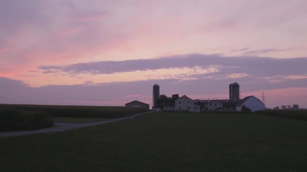 Рассвет Над Фермерскими Угодьями Амишей Разноцветным Небом Туманное Летнее Утро — стоковое видео