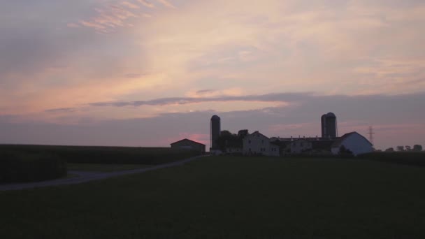 Sunrise Amish Fazenda Terras Com Céu Colorido Misty Summer Morning — Vídeo de Stock