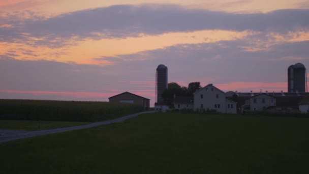 Sonnenaufgang Über Einem Amischen Bauernhof Mit Buntem Himmel Einem Nebligen — Stockvideo