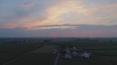 Sisli Bir Yaz Sabahı Amish Farm Lands Over Bir Sunrise Havadan Görünümü