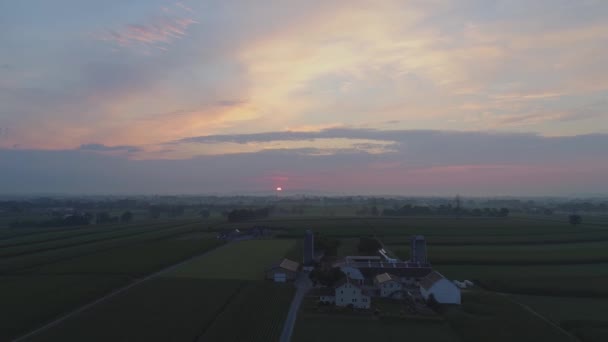 Widok Lotu Ptaka Wschód Słońca Nad Amish Farm Lands Mglisty — Wideo stockowe