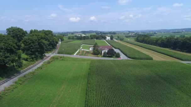 Flygbild Amish Jordbruksmark Med Amish Ett Rum Skolhus Solig Sommardag — Stockvideo