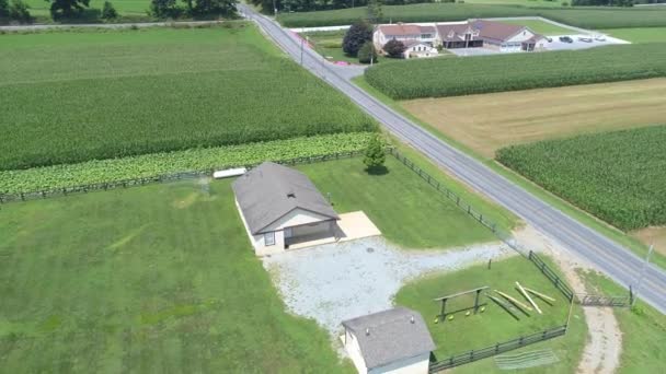 Luftaufnahme Eines Amischen Ackerlandes Mit Einem Amischen Ein Zimmer Schulhaus — Stockvideo