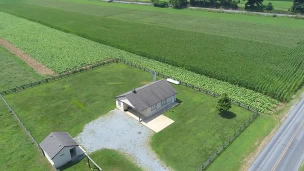 Vista Aérea Una Granja Amish Con Una Casa Escuela Una — Vídeos de Stock