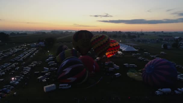 日出热气球在晴朗的夏日早晨在气球节上起飞的鸟瞰图 — 图库视频影像