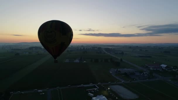 Luftaufnahme Eines Bei Sonnenaufgang Startenden Heißluftballons Bei Einem Ballonfestival Einem — Stockvideo