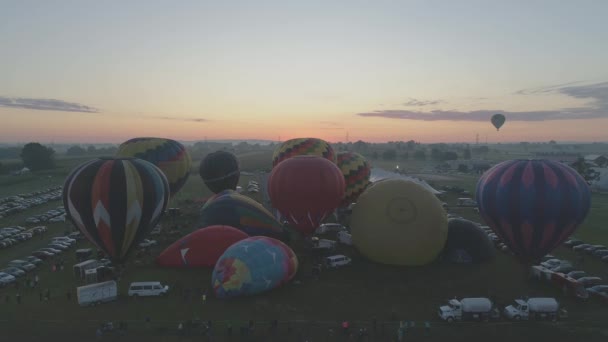 Luchtfoto Van Een Zonsopgang Hete Lucht Ballonnen Opstijgen Een Ballon — Stockvideo