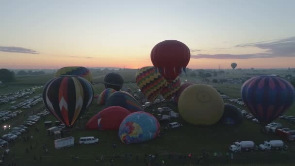 Vista Aérea Amanecer Globos Aire Caliente Despegando Festival Globos Una — Vídeo de stock