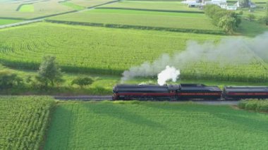 Strasburg, Pennsylvania Ağustos 2019 - 611 no 'lu Buharlı Trenin Hava Görüntüsü Çiftlik Kırsalında Tüttüren Duman Yeşil Tarlalar ile Güneşli Bir Yaz Günü