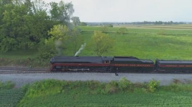 Strasburg, Pennsylvania Ağustos 2019 - 611 no 'lu Buharlı Trenin Hava Görüntüsü Çiftlik Kırsalında Tüttüren Duman Yeşil Tarlalar ile Güneşli Bir Yaz Günü