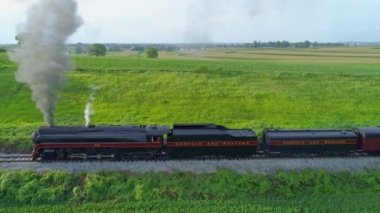 Strasburg, Pennsylvania Ağustos 2019 - 611 no 'lu Buharlı Trenin Hava Görüntüsü Çiftlik Kırsalında Tüttüren Duman Yeşil Tarlalar ile Güneşli Bir Yaz Günü