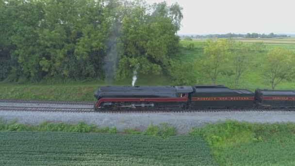 2019年8月 宾夕法尼亚斯特拉斯堡 阳光明媚 绿地夏日 一辆611号蒸汽火车在农场郊区喷出浓烟的空中景观 — 图库视频影像