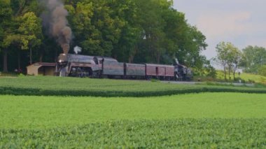 Strasburg, Pennsylvania Ağustos 2019 - 611 no 'lu Buharlı Trenin Hava Görüntüsü Çiftlik Kırsalında Tüttüren Duman Yeşil Tarlalar ile Güneşli Bir Yaz Günü