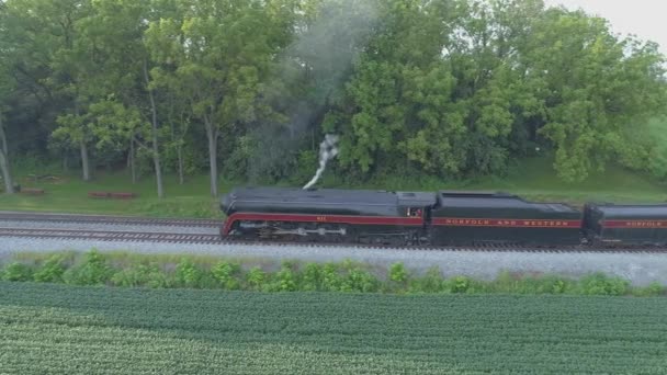 스트라스버그 2019 여름날푸른 들판을 배경으로 611 기관차가 연기를 내뿜지 — 비디오