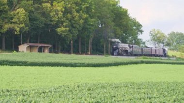Strasburg, Pennsylvania Ağustos 2019 - 611 no 'lu Buharlı Trenin Hava Görüntüsü Çiftlik Kırsalında Tüttüren Duman Yeşil Tarlalar ile Güneşli Bir Yaz Günü