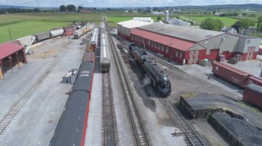 Strasburg, Pennsylvania, Ağustos 2019 - Güneşli bir Yaz Günü 'nde Buhar Motorlu Bir Tren Avlusunun Hava Görüntüsü