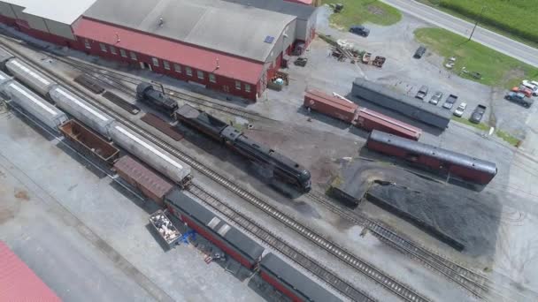 ペンシルベニア州ストラスバーグ 2019年8月 蒸気機関車を備えた列車ヤードの空中ビューN 611 Warming Sunny Summer Day — ストック動画