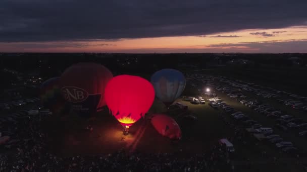 Luftaufnahme Eines Heißluftballonfestivals Bei Nächtlichem Abfeuern Propangas Das Einer Sommernacht — Stockvideo