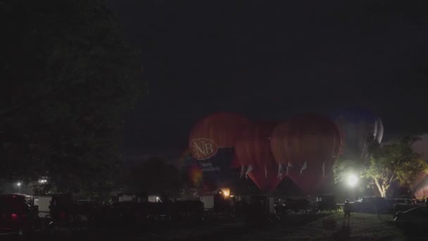 热气球节 在那里开夜车丙烷在夏天的夜晚创造了夜晚的光芒 — 图库视频影像