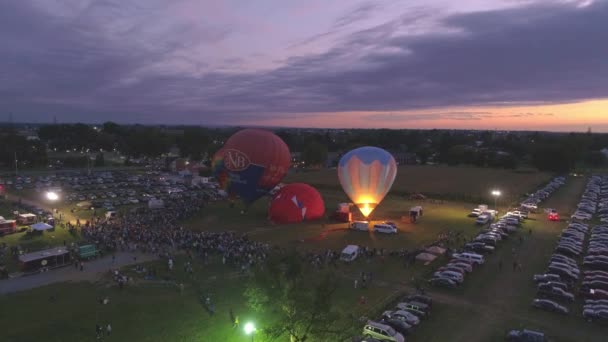Luftaufnahme Eines Heißluftballonfestivals Bei Nächtlichem Abfeuern Propangas Das Einer Sommernacht — Stockvideo